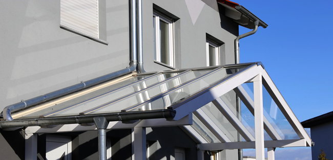 Haustür mit freistehendem Vordach aus Glas