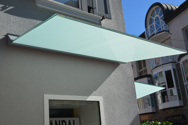 Haustür mit freitragendem Vordach aus satiniertem Glas