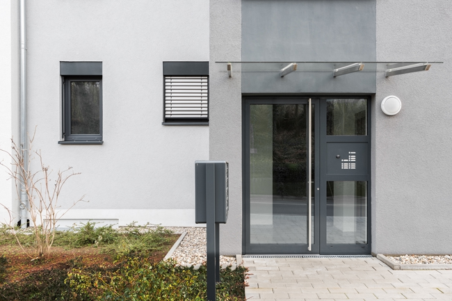 Haustür mit Trägervordach aus Glas