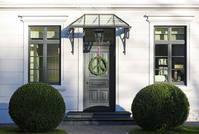 Haustür mit Winkelarmvordach aus Glas